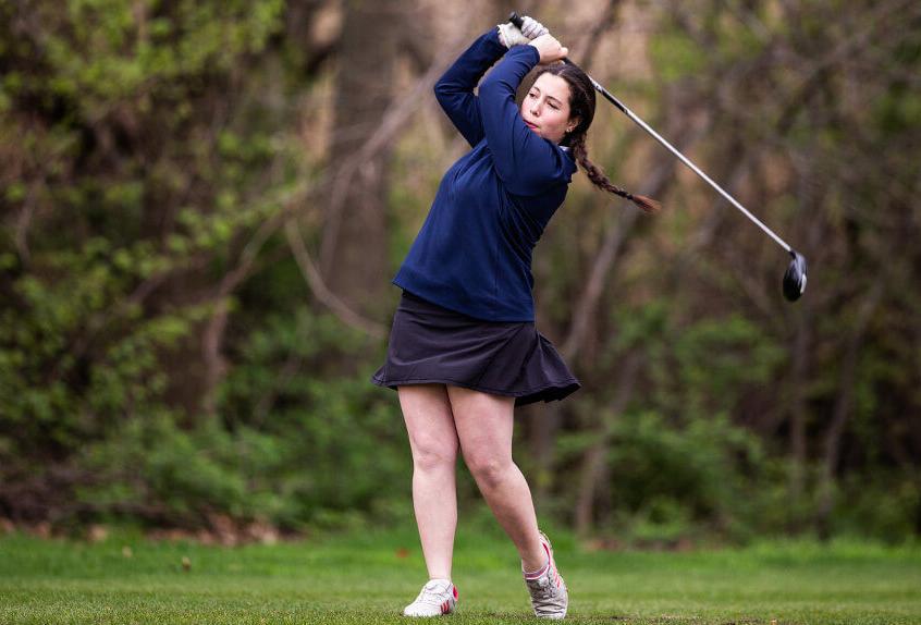 保利预科 高尔夫球 team Athlete swings the golf club